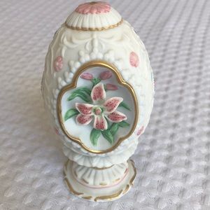 Vintage Lenox Lily Blossom Egg 1990 with stand.